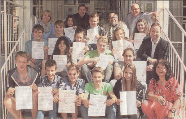 16 geprüfte junge Busbegleiter