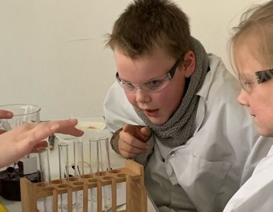 Regenbogenschule experimentieren im Chemieunterricht
